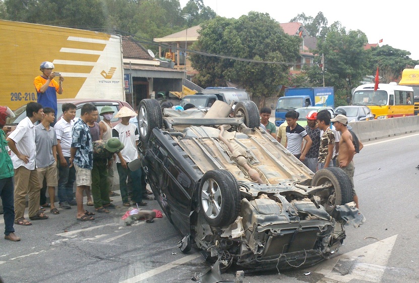 Xế hộp tông dải phân cách, “phơi bụng” trên quốc lộ 1A