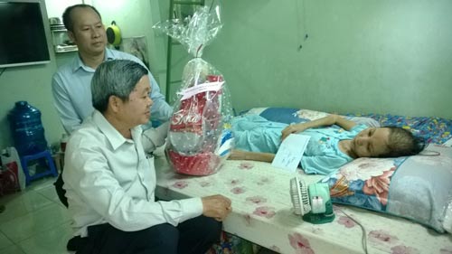 Thăm công nhân bị bệnh hiểm nghèo