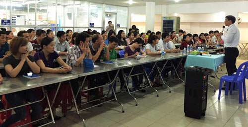 Ông Nguyễn Văn Quang, Phó Giám đốc Trung tâm Công tác xã hội Công đoàn, nói chuyện về HIV/AIDS với công nhân Công ty CP Trung Sơn