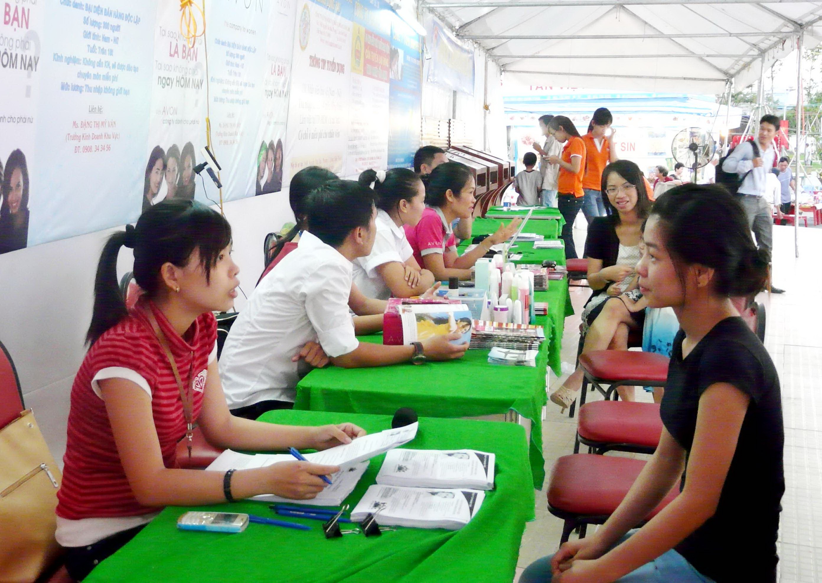 Thanh niên tham gia tư vấn học nghề, tìm việc tại Trung tâm Dịch vụ việc làm thanh niên