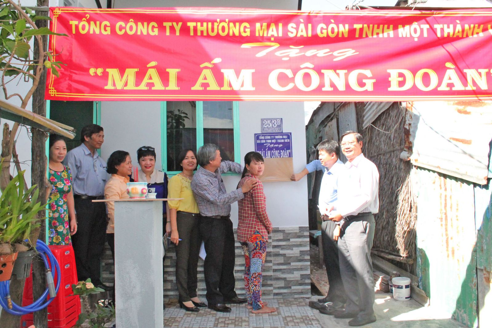 Tặng mái ấm cho đoàn viên