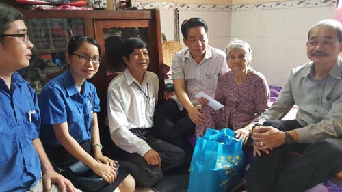 Các thành viên trong đoàn thăm hỏi mẹ Việt Nam anh hùng