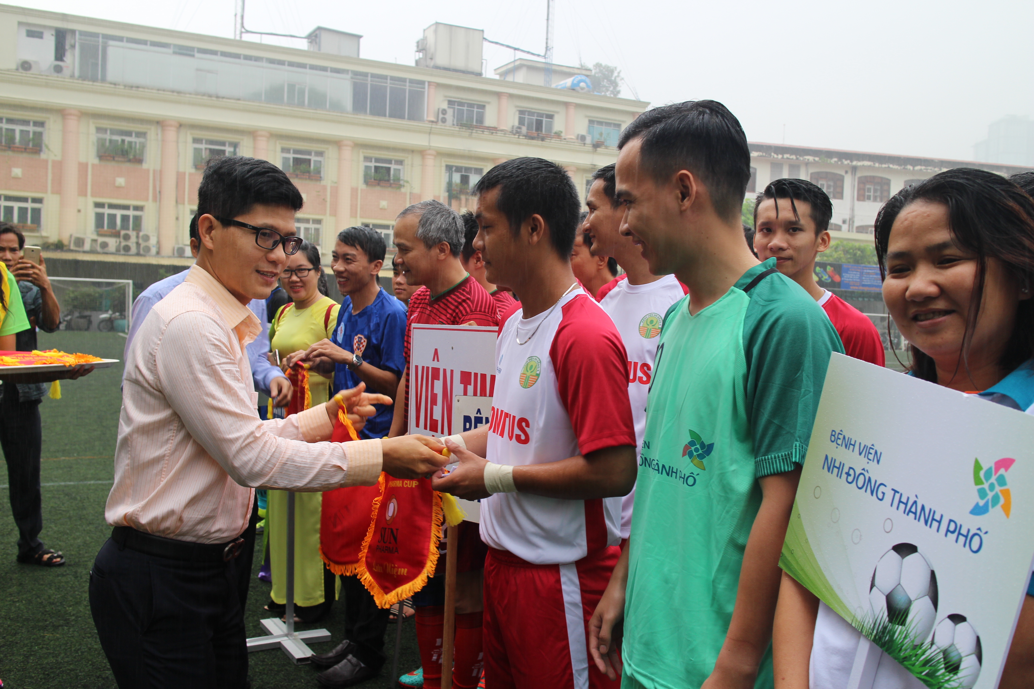 C&aacute;c VĐV tham gia giải b&oacute;ng đ&aacute; ng&agrave;nh Y tế TP HCM năm 2016