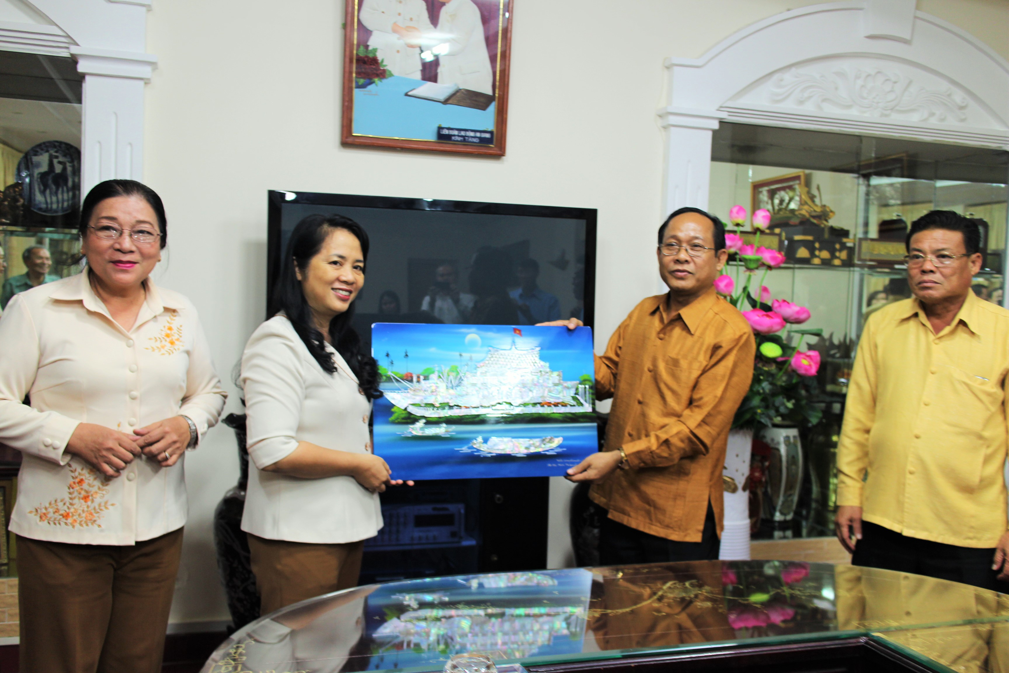 Chia sẻ kinh nghiệm với Công đoàn TP Vientiane