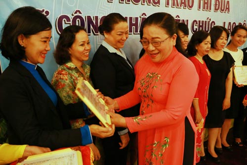 Bà Nguyễn Thị Bích Thủy, Phó Chủ tịch LĐLĐ TP HCM, tặng giấy khen cho các tập thể, cá nhân xuất sắc