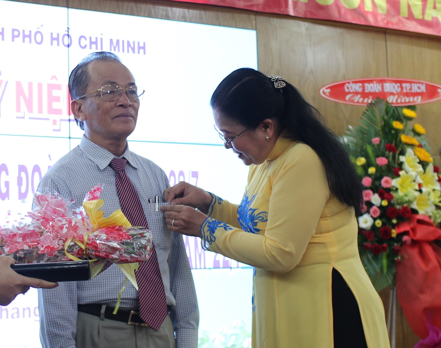 Chia sẻ cùng đồng nghiệp khó khăn