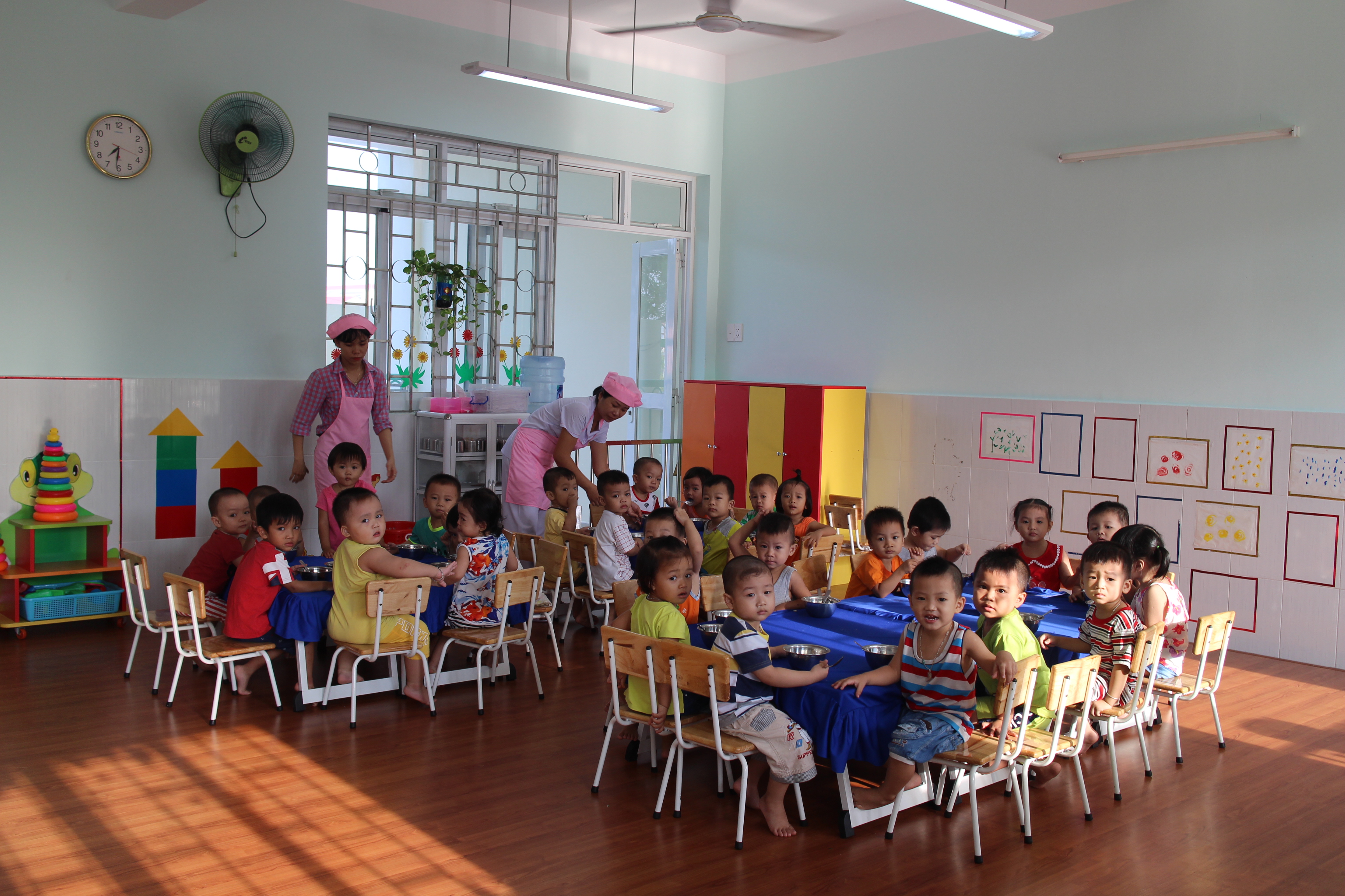 Giữ con công nhân ngoài giờ