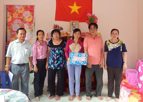 Tặng “Mái ấm Công đoàn” cho đoàn viên