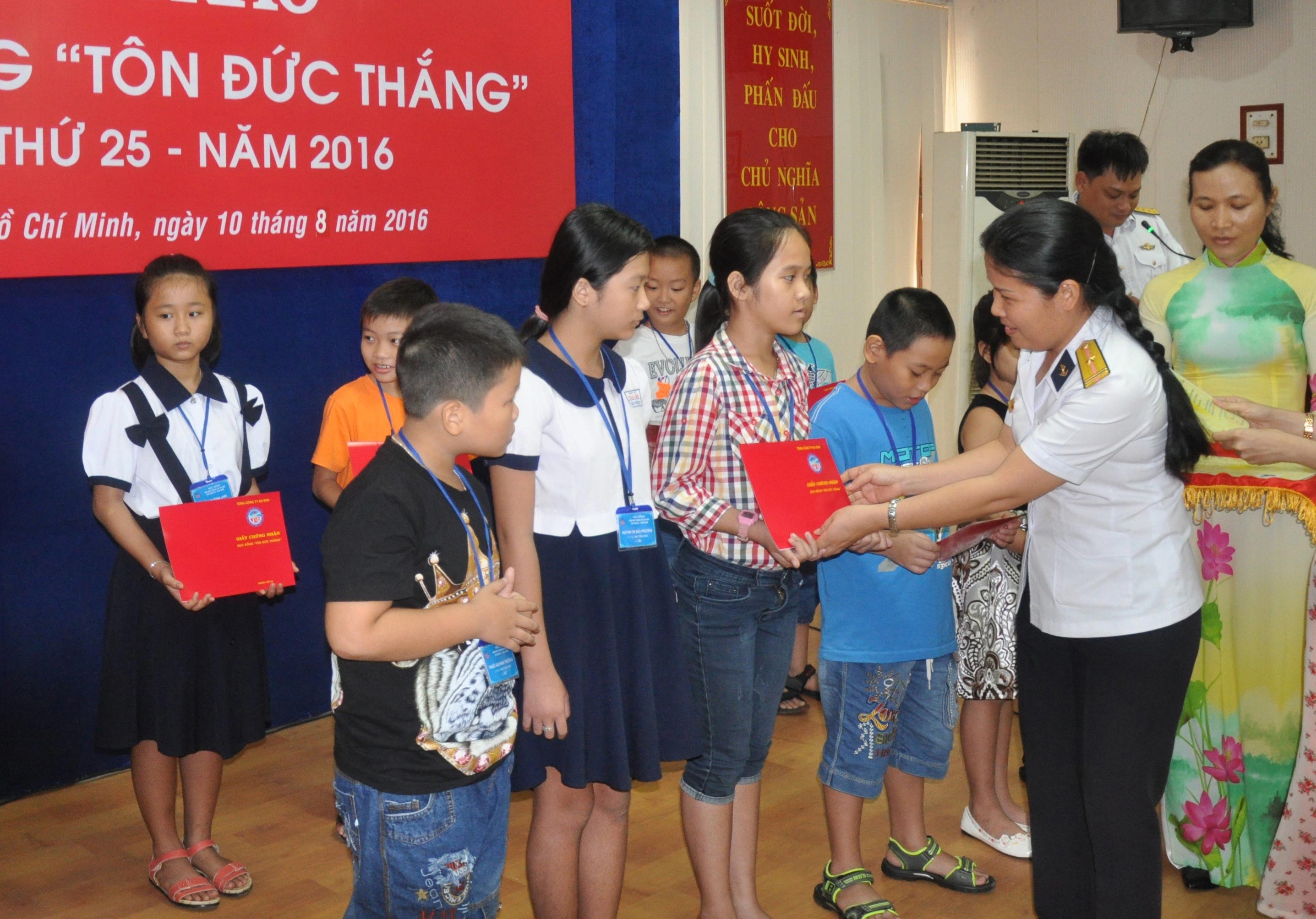 282 suất học bổng cho con CNVC-LĐ