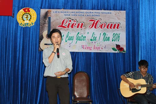 Th&iacute; sinh biểu diễn tại hội thi &ldquo;H&aacute;t c&ugrave;ng guitar&rdquo;