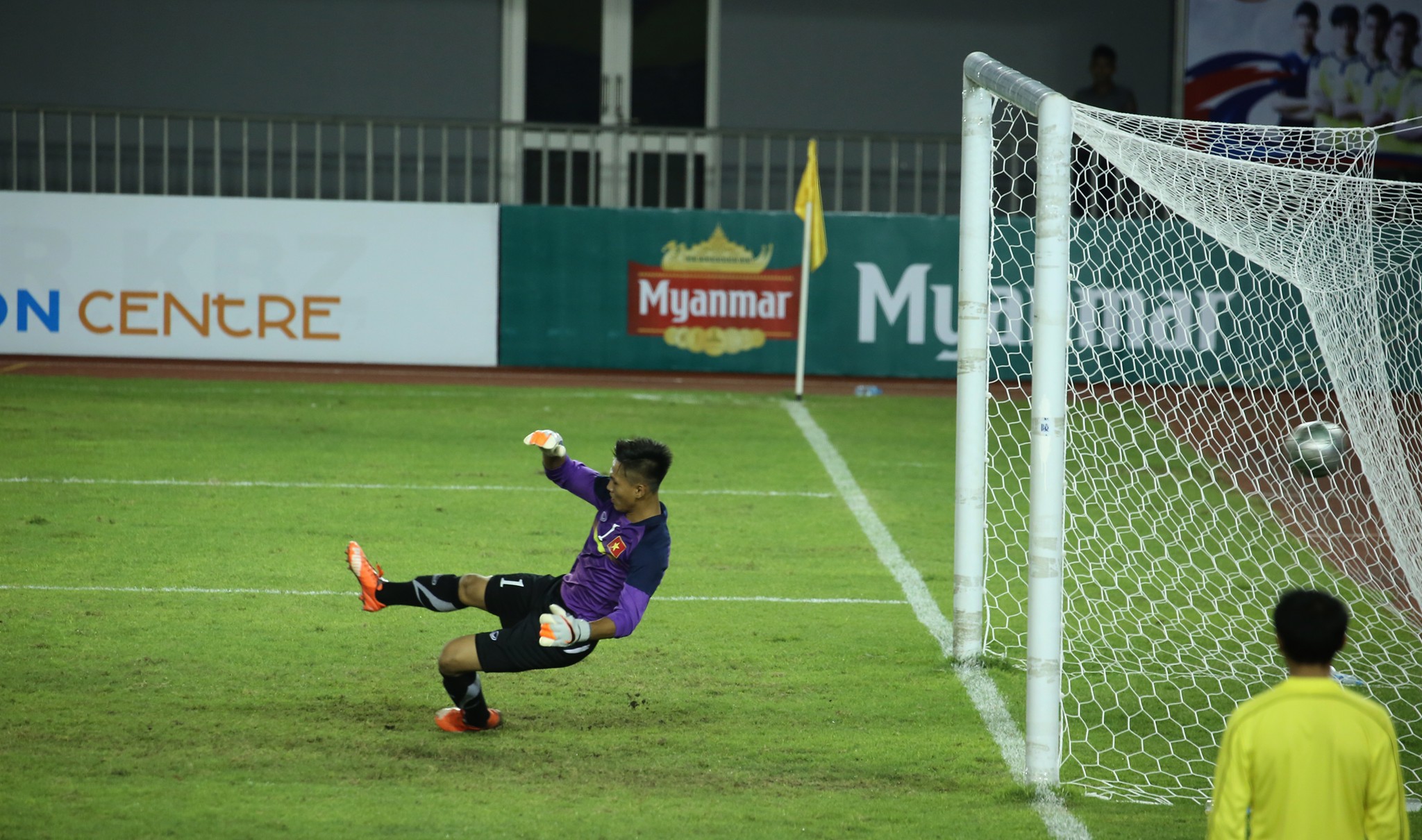 U19 Việt Nam đáng chê vì thủ môn “triệt hạ” cầu thủ Myanmar