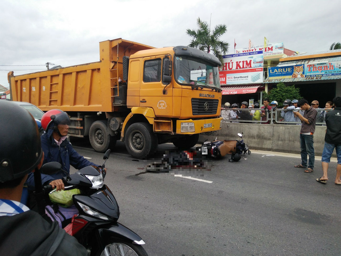 Va chạm với xe tải, con trai chứng kiến mẹ chết trước mặt