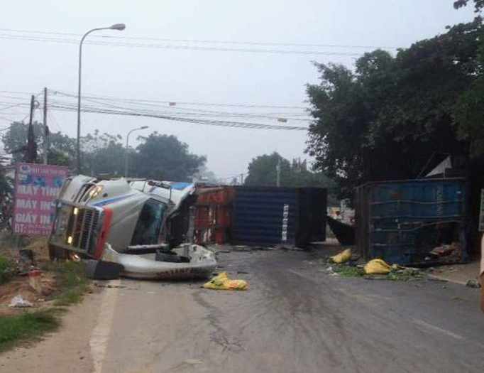 Xe container tông xe tải, tài xế tử vong kẹt trong cabin