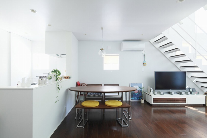 Bàn cũng sử dụng chủ yếu với chất liệu gỗ tự nhiên.