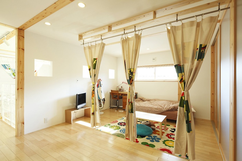 Hay bàn làm việc ở góc riêng tư.