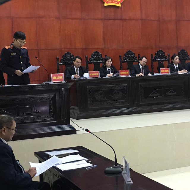 
Quang cảnh phi&ecirc;n t&ograve;a
