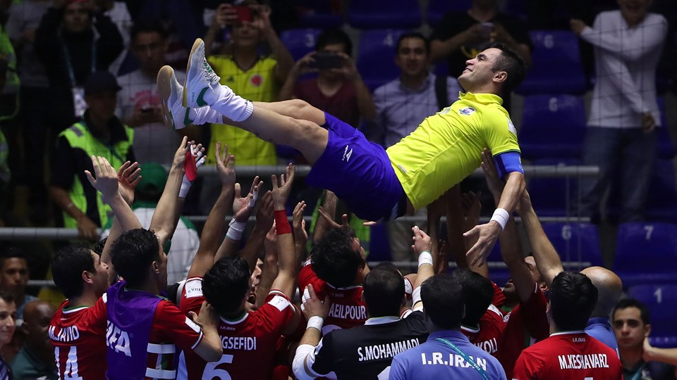 Bức ảnh cầu thủ Iran tôn vinh Falcao gây bão mạng