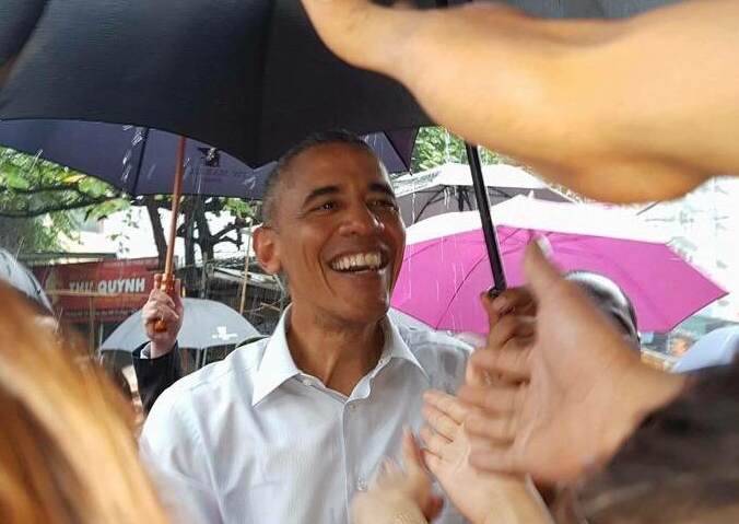 Tổng thống Obama đội mưa đi thăm người dân Hà Nội