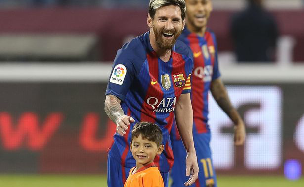 “Cậu bé mặc áo rác” không muốn rời Messi