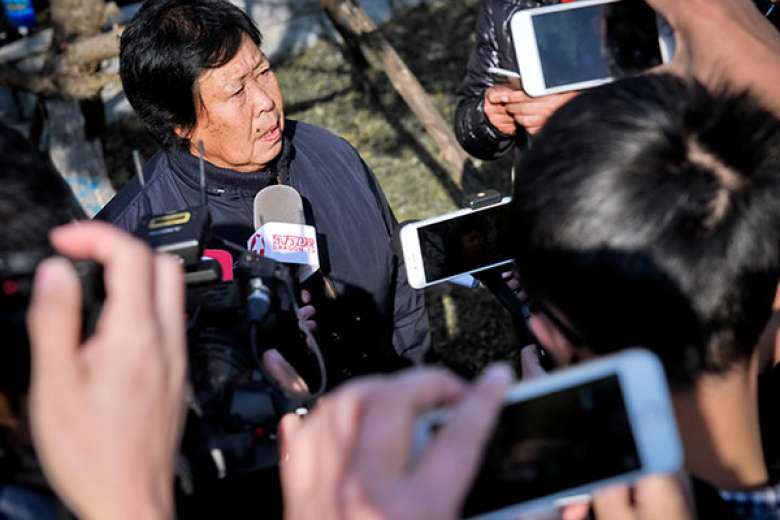 Bà Zhang Huanzhi, mẹ của anh Nie Shubin, bên ngoài tòa án hôm 2-12. Ảnh: CHINA DAILY
