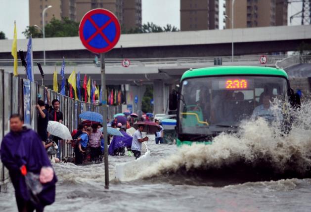 Bão lũ vây Trung Quốc