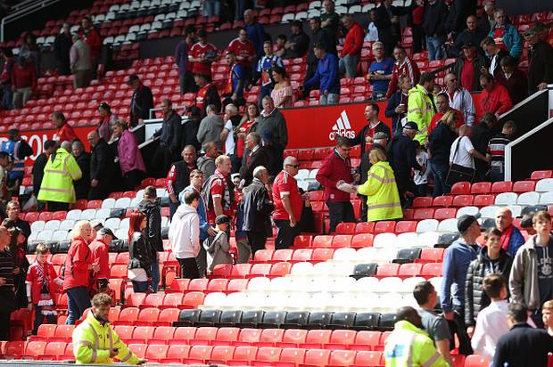 Sân Old Trafford bị khủng bố, M.U mất vé Champions League