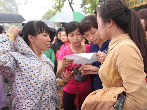 Bắt nhân viên đóng tiền là trái luật