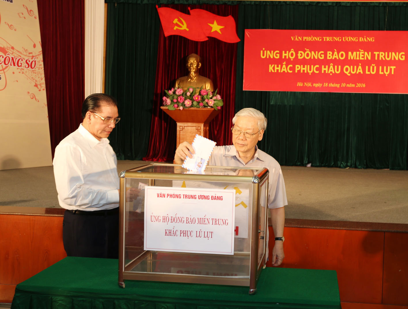 Tổng B&iacute; thư Nguyễn Ph&uacute; Trọng v&agrave; nguy&ecirc;n Tổng B&iacute; thư N&ocirc;ng Đức Mạnh tham gia ủng hộ Ảnh: TTXVN