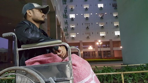Sức khoẻ nguy cấp, Trần Lập ngồi xe lăn lên sân khấu