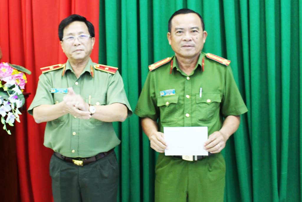 Giám đốc công an Tỉnh Long An trao bằng khen cho Ban chuyên án