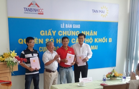 Trao chủ quyền cho 13 cư dân đầu tiên căn hộ Tân Mai