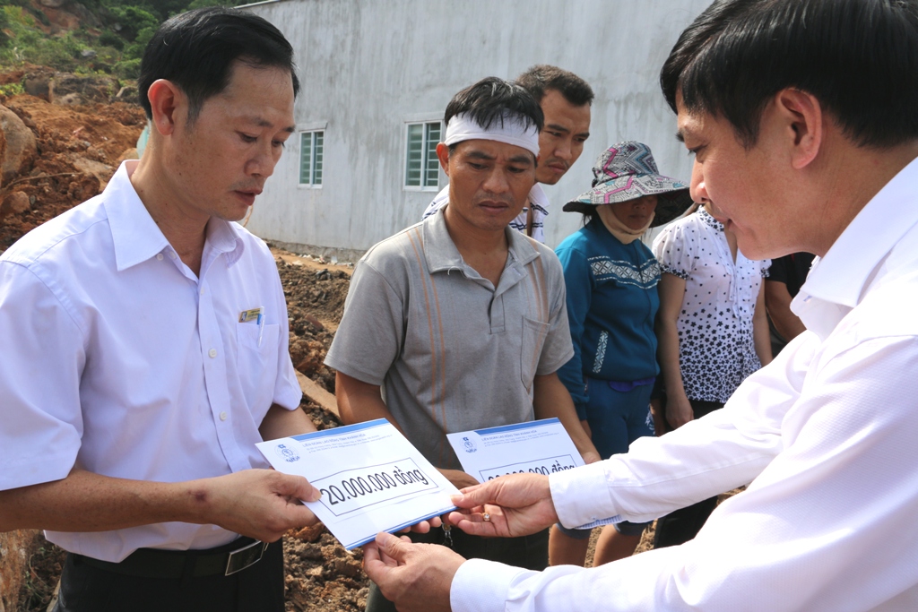 Chủ tịch Tổng LĐLĐ Việt Nam đến với người dân vùng lở núi