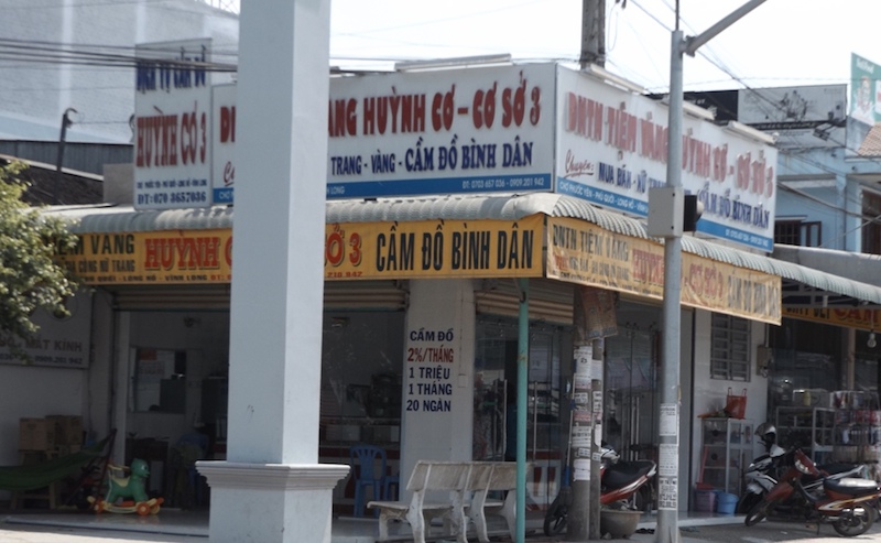 Chủ tiệm vàng mắc bẫy thanh niên tráo tiền USD