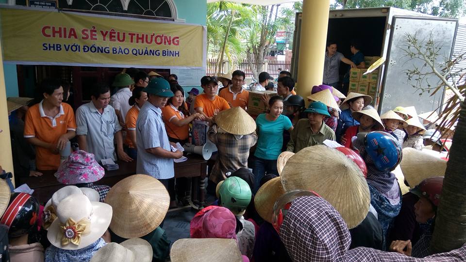 Người d&acirc;n x&atilde; Quảng H&ograve;a tập trung nhận qu&agrave; từ đo&agrave;n cứu trợ của Ng&acirc;n h&agrave;ng SHB