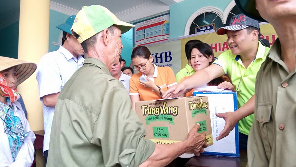 Đội nắng về cứu trợ người dân vùng lũ