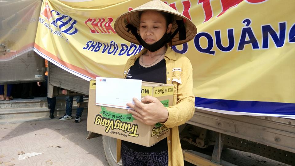 Chị Nguyễn Thị Hạnh x&uacute;c động nhận phần qu&agrave; hỗ trợ
