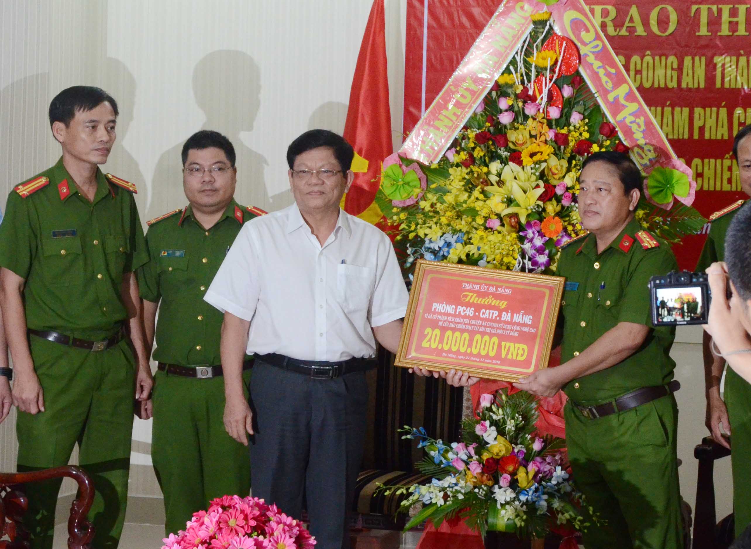 
&Ocirc;ng V&otilde; C&ocirc;ng Tr&iacute;, Ph&oacute; B&iacute; thư Th&agrave;nh ủy Đ&agrave; Nẵng trao thưởng 20 triệu đồng cho C&ocirc;ng an TP Đ&agrave; Nẵng
