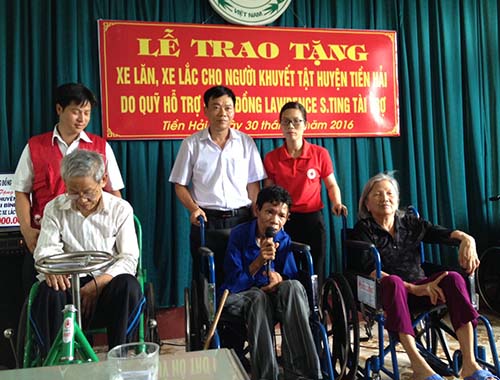 Tặng 300 xe lăn, xe lắc cho người khuyết tật