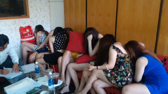 Triệt phá tiệm hớt tóc "sung sướng" giá 1 triệu đồng/lần