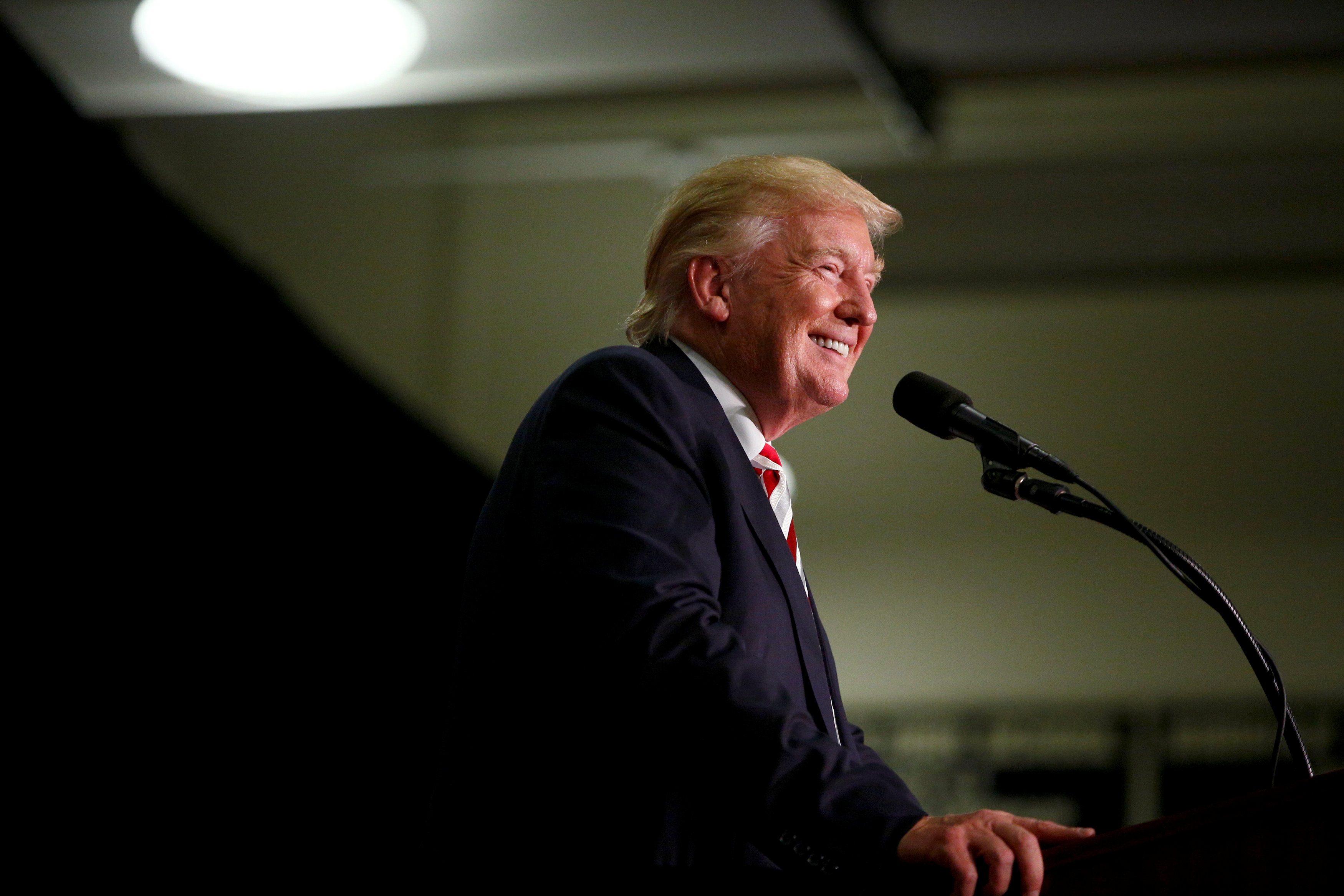 50 quan chức an ninh Cộng hòa ký thư phản đối ông Trump