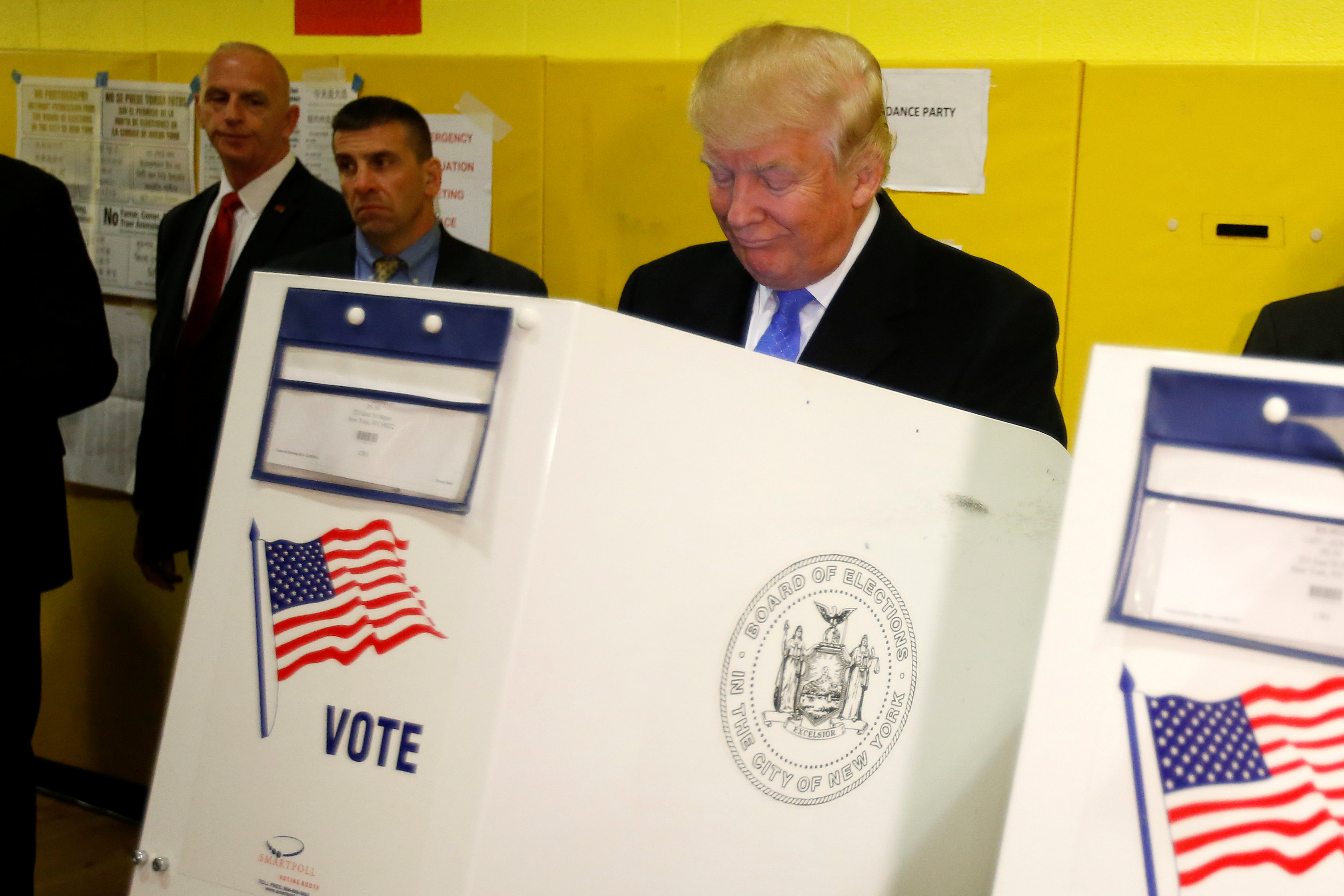 Tỉ phú Donald Trump bỏ phiếu tại TP New York hôm 8-11. Ảnh: Reuters