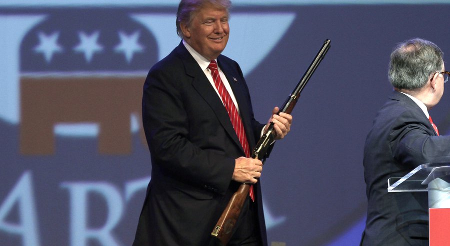 Ông Trump bóng gió "ám sát" bà Clinton bằng người ủng hộ súng