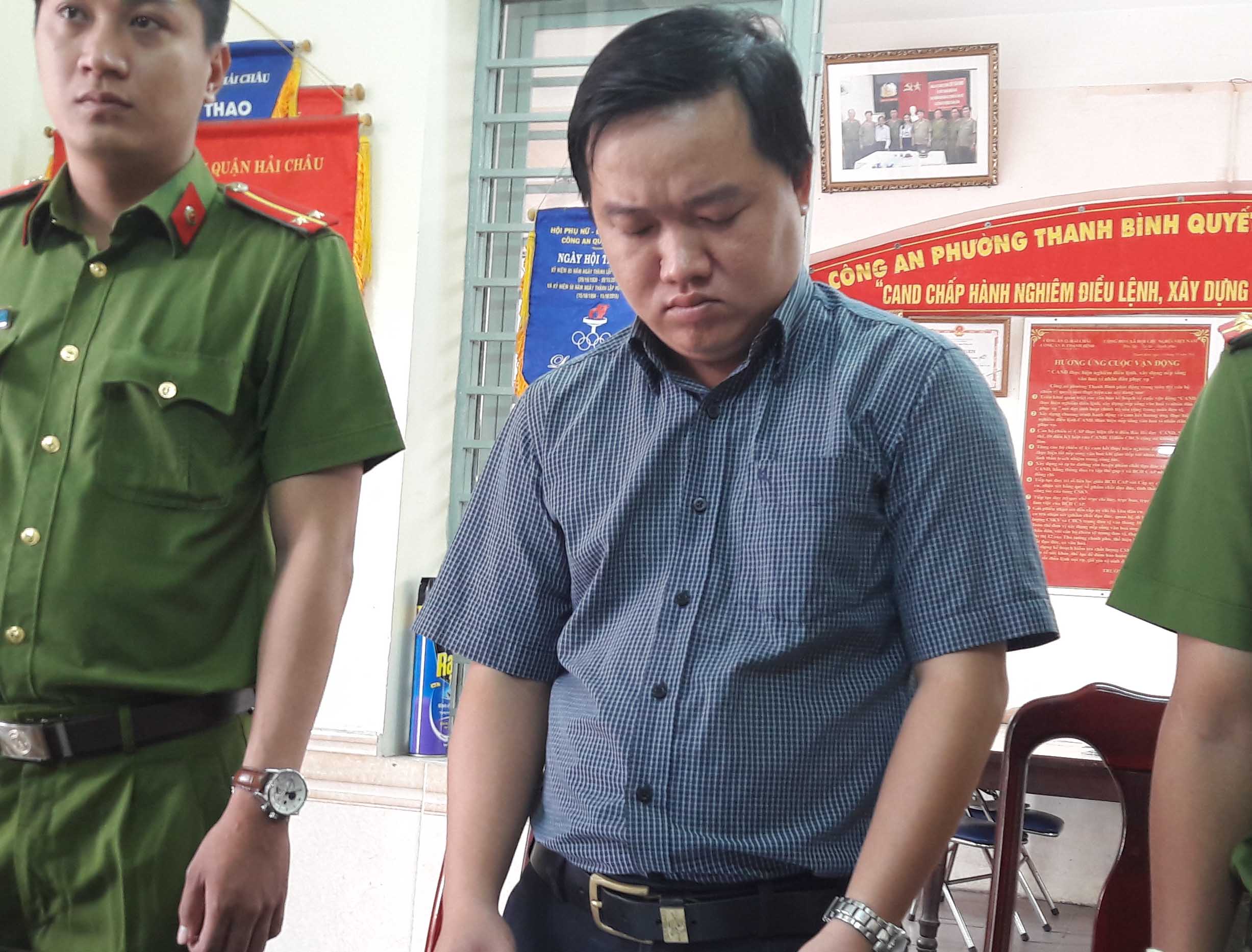 
Ho&agrave;ng Hiếu Trung, nguy&ecirc;n Trưởng ph&ograve;ng giao dịch L&ecirc; Lợi SeABank Đ&agrave; Nẵng tại cơ quan c&ocirc;ng an

