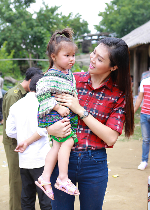
Người đẹp Trương Diệu Ngọc trong một lần đi l&agrave;m từ thiện
