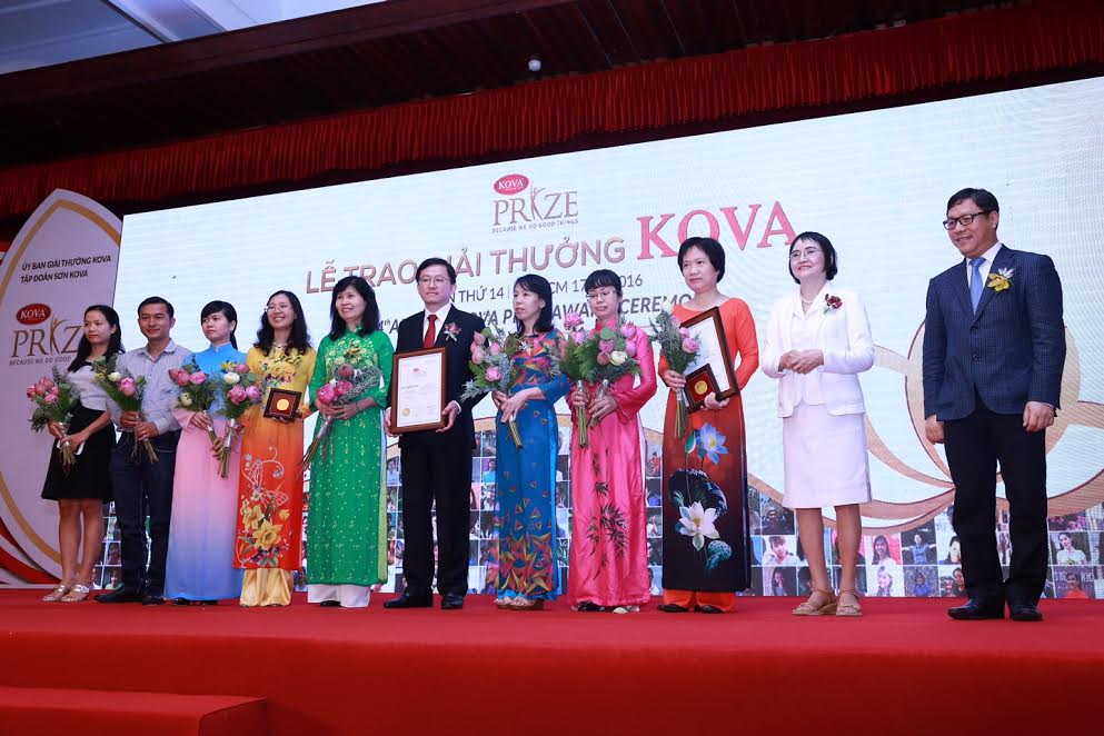 Tập thể BV Truyền máu huyết học TP HCM và PGS-TS-BS Tạ Thị Tuyết Mai nhận giải KOVA - hạng mục Kiến tạo