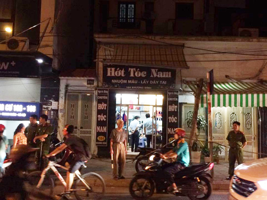 Vào quán cắt tóc, nam thanh niên bị 3 người truy sát