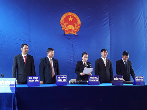 
Thẩm ph&aacute;n Ho&agrave;ng Thị Hồng Hạnh, chủ tọa phi&ecirc;n t&ograve;a, thay thay mặt HĐXX tuy&ecirc;n &aacute;n bị t&aacute;o Tẩn L&aacute;o Lở - Ảnh: CTV
