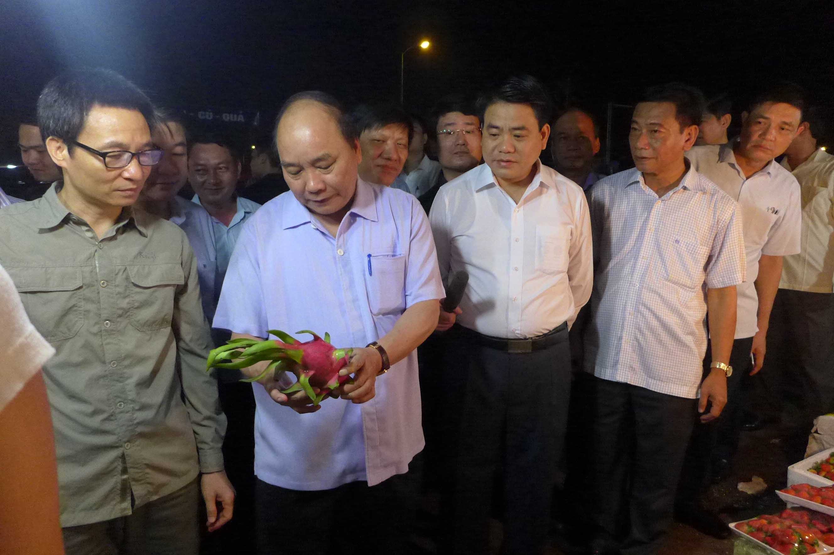 Thủ tướng bất ngờ thị sát chợ Long Biên, ruộng rau sạch Hà Nội