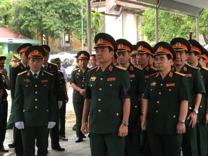 Thượng tướng V&otilde; Văn Tuấn, Ph&oacute; Tổng Tham mưu trưởng Qu&acirc;n đội nh&acirc;n d&acirc;n Việt Nam, dẫn đầu Đo&agrave;n Bộ Tổng tham mưu v&agrave;o viếng c&aacute;c liệt sĩ