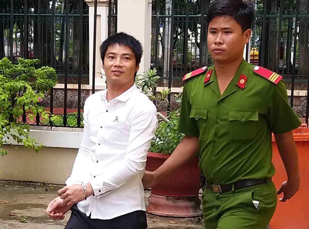 
Bị cáo Tùng bị d&acirc;̃n giải v&ecirc;̀ trại giam
